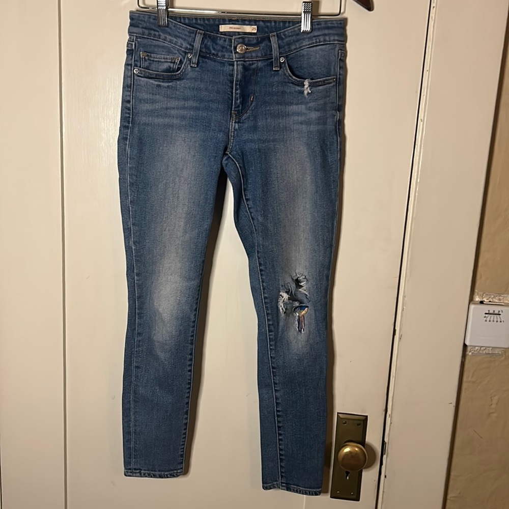 ⭐️ 3/$20 Levi’s 711 Skinny Jeans • SZ 25